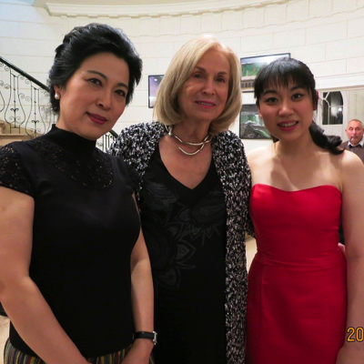 Wei Luo, Barbara Brookes and 
Wei's mother
